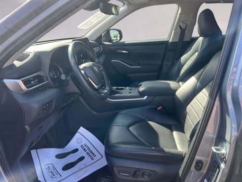 Used 2023 Toyota Highlander XLE image 9