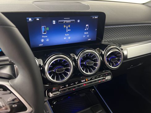 New 2025 Mercedes-Benz GLB 250 4MATIC image 28