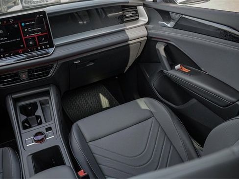 New 2025 Volkswagen Tiguan SE image 19