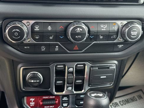 Used 2025 Jeep Wrangler Unlimited Rubicon w/ Convenience Group AWD/4WD image 29