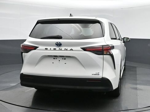 Used 2021 Toyota Sienna LE image 6