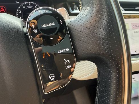 Used 2019 Land Rover Range Rover Velar R-Dynamic SE AWD/4WD image 25