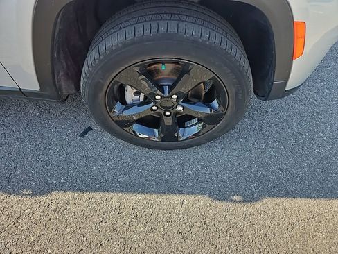 Used 2023 Jeep Grand Cherokee L Limited w/ Black Appearance Package image 10