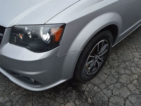 Used 2019 Dodge Grand Caravan SE image 3