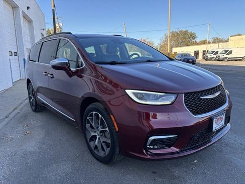 Used 2022 Chrysler Pacifica Limited image 10
