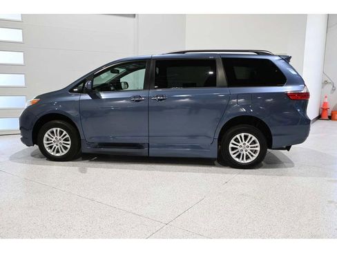Used 2016 Toyota Sienna XLE Premium FWD image 10