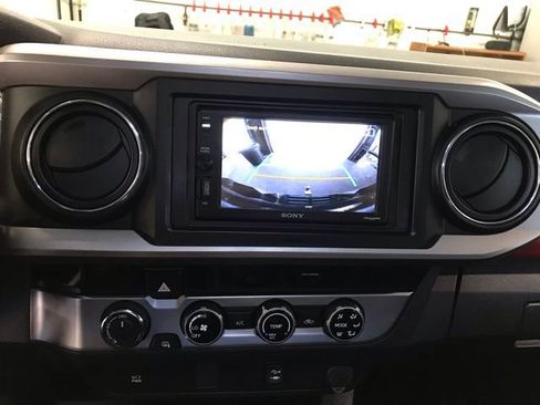 Used 2018 Toyota Tacoma SR5 AWD/4WD image 14