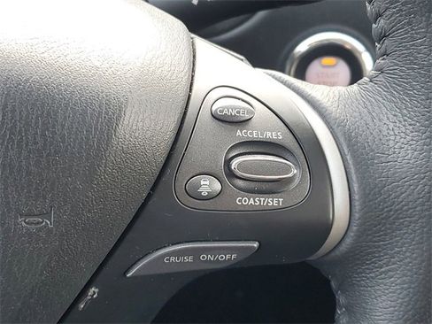 Used 2020 Nissan Pathfinder SV image 23