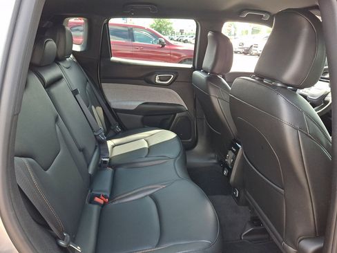 Used 2023 Jeep Compass Latitude AWD/4WD image 15