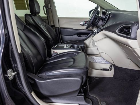 Used 2023 Chrysler Pacifica Touring-L FWD image 42
