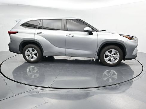 Used 2023 Toyota Highlander LE FWD image 9
