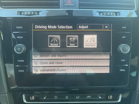 Used 2016 Volkswagen Golf 4-Door image 34