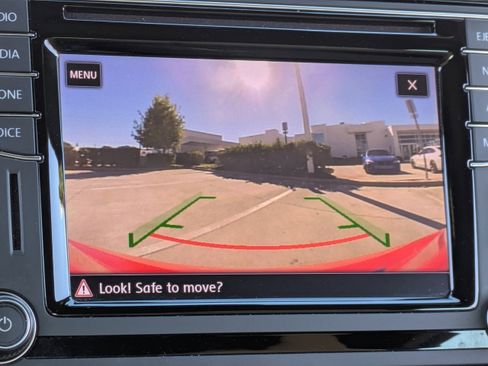 Used 2019 Volkswagen Beetle 2.0T SE w/ SE Premium Package image 29