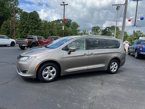 Used 2017 Chrysler Pacifica Touring-L Plus w/ Advanced Safetytec Group image 17