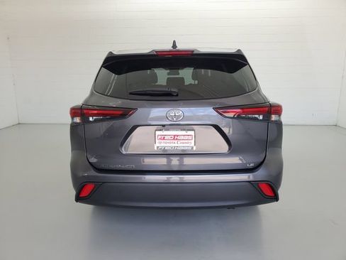 Used 2025 Toyota Highlander LE FWD image 6