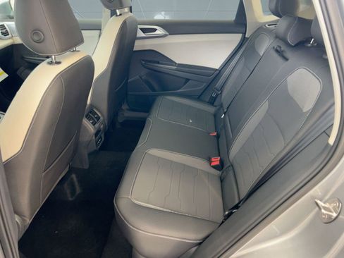 New 2026 Volkswagen Taos SE image 15