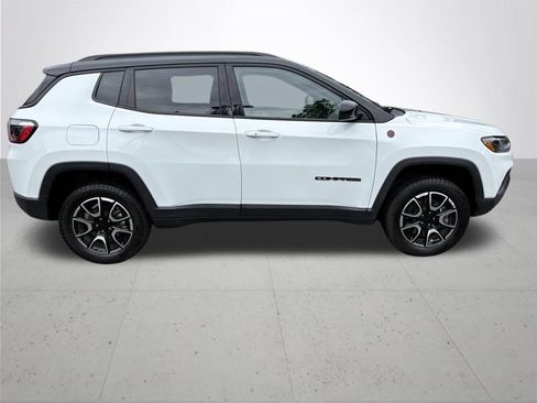 Used 2024 Jeep Compass Trailhawk AWD/4WD image 2