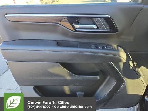 Used 2025 Chevrolet Suburban LT image 14