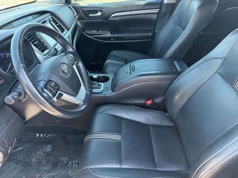 Used 2018 Toyota Highlander SE w/ Carpet Mat Package (TMS) AWD/4WD image 13