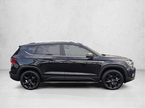 Used 2022 Volkswagen Taos SE FWD image 4