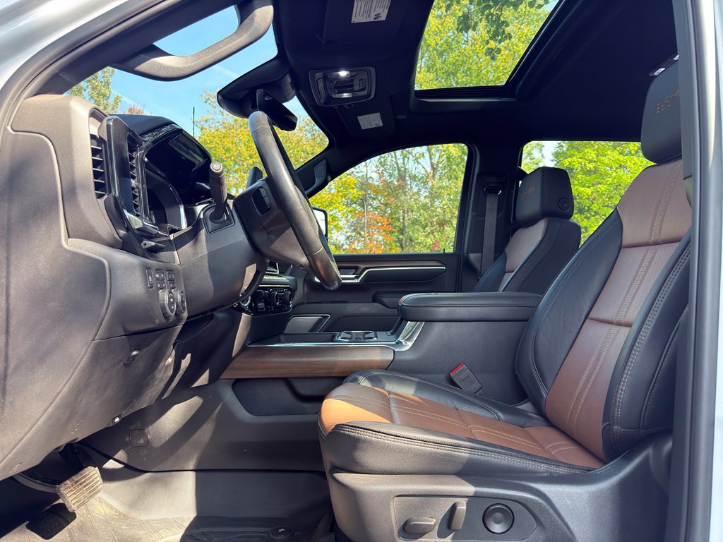 Used 2025 Chevrolet Silverado 3500 High Country w/ High Country Premium Package AWD/4WD image 2