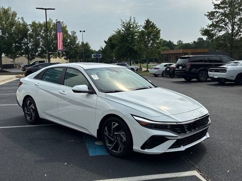 Used 2024 Hyundai Elantra SEL w/ Convenience Package FWD image 3