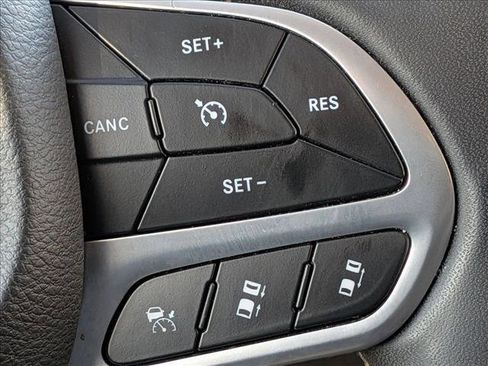 Used 2022 Chrysler Pacifica Touring-L image 9