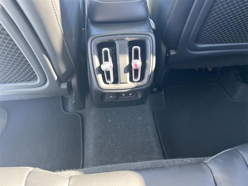 Used 2023 Volvo XC40 B5 Ultimate w/ Climate Package image 17