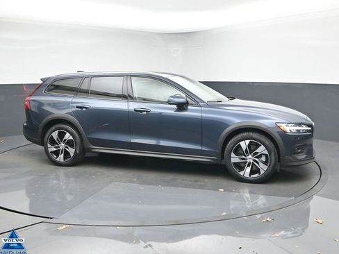 Used 2024 Volvo V60 B5 Cross Country Plus image 1