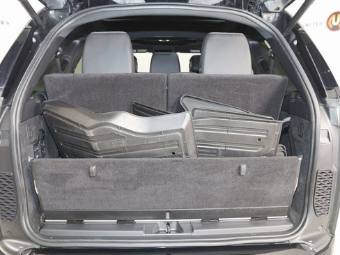 Used 2023 Land Rover Discovery Metropolitan Edition image 54