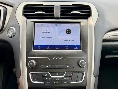 Used 2020 Ford Fusion SE FWD image 20