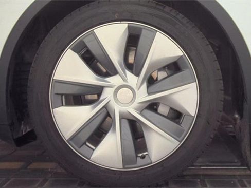 Used 2023 Tesla Model Y Long Range AWD/4WD image 5