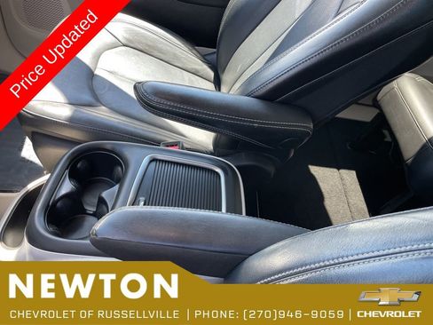 Used 2022 Chrysler Pacifica Touring-L FWD image 21