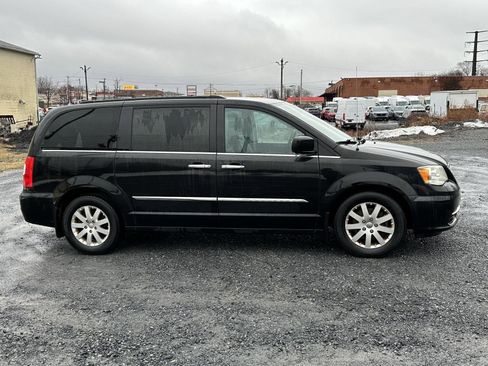 Used 2013 Chrysler Town & Country Touring image 9