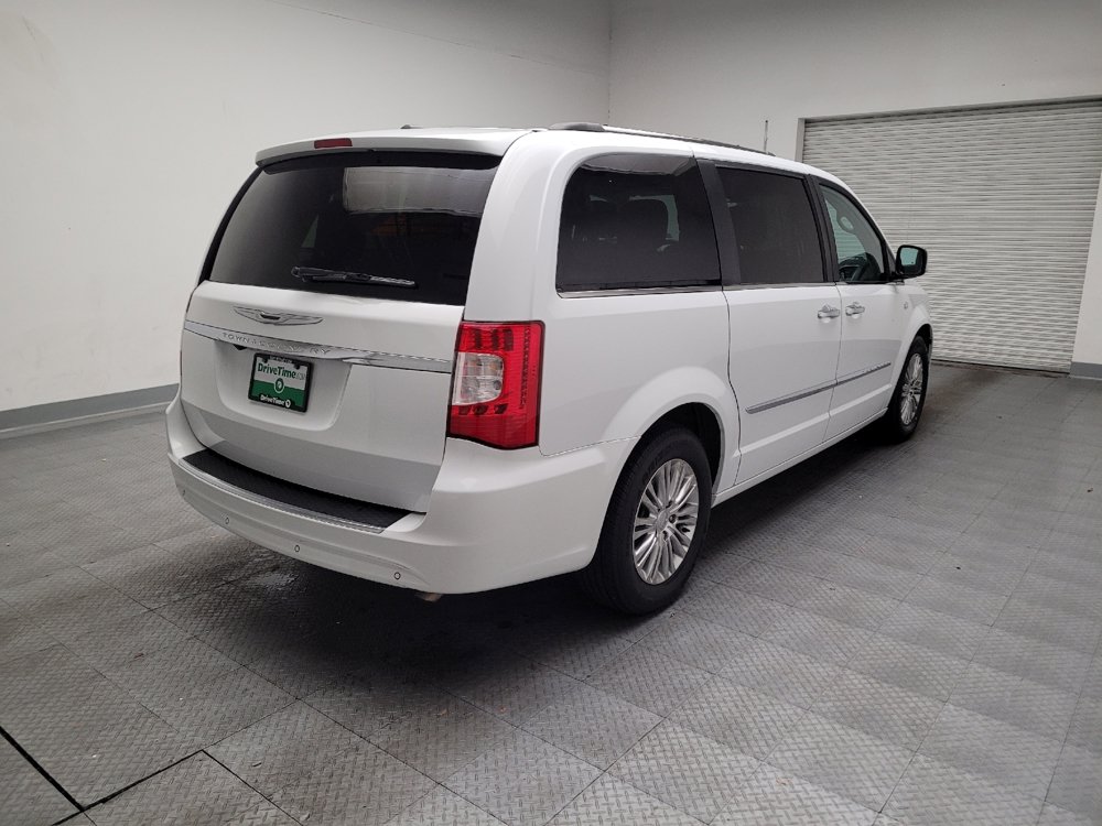 Used 2014 Chrysler Town & Country Touring-L FWD image 9