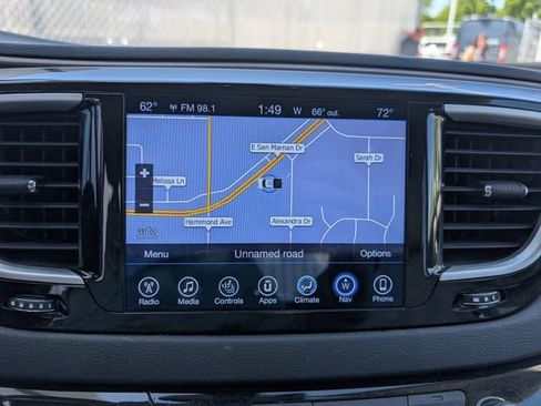 Used 2017 Chrysler Pacifica Touring-L FWD image 4