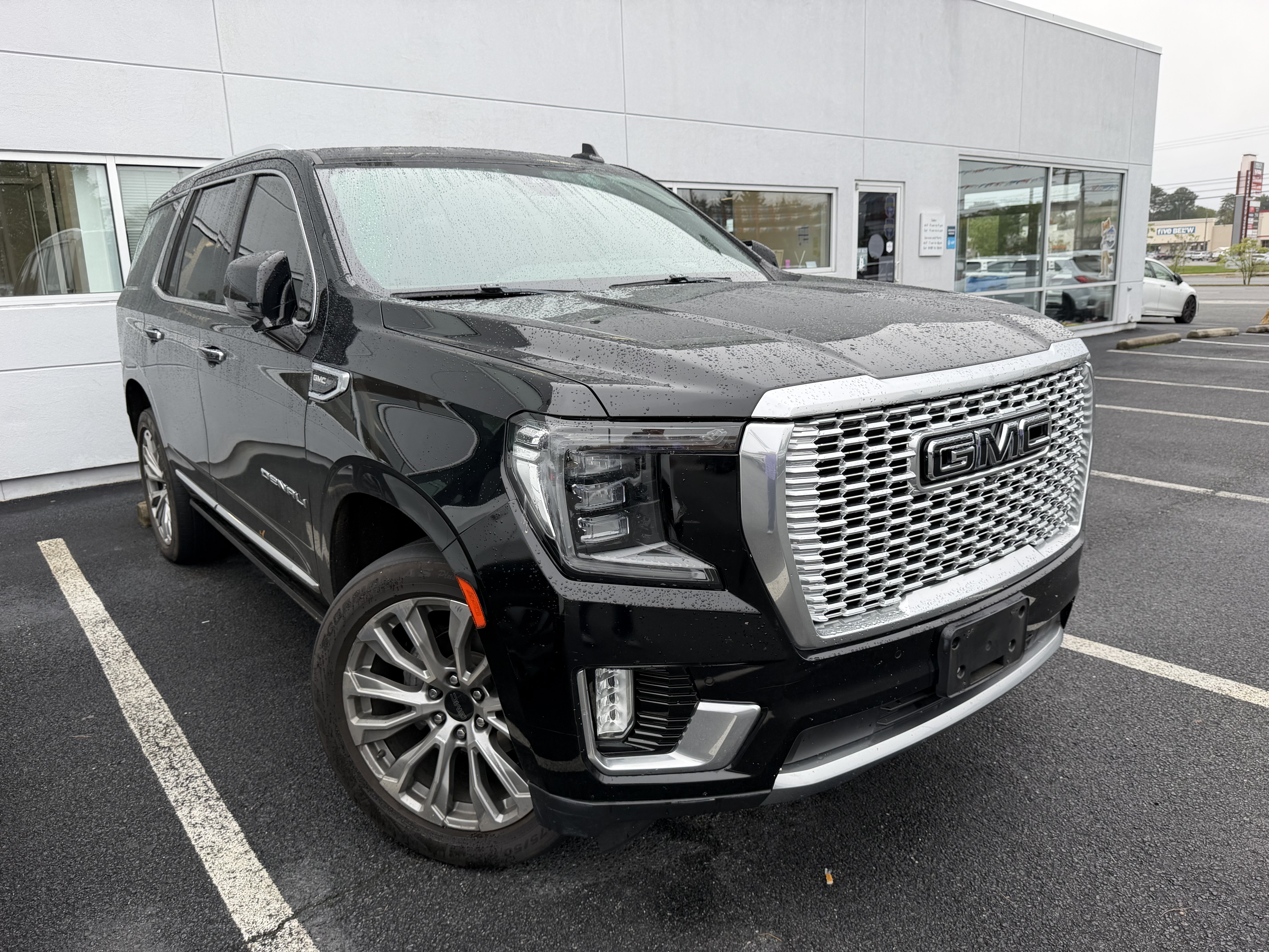 Used 2021 GMC Yukon Denali w/ Denali Premium Package AWD/4WD image 3
