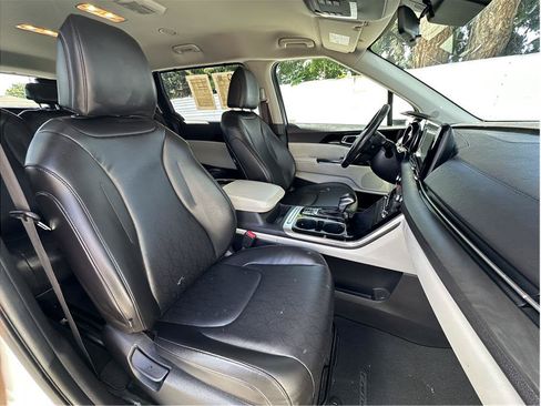 Used 2022 Kia Carnival EX FWD image 15