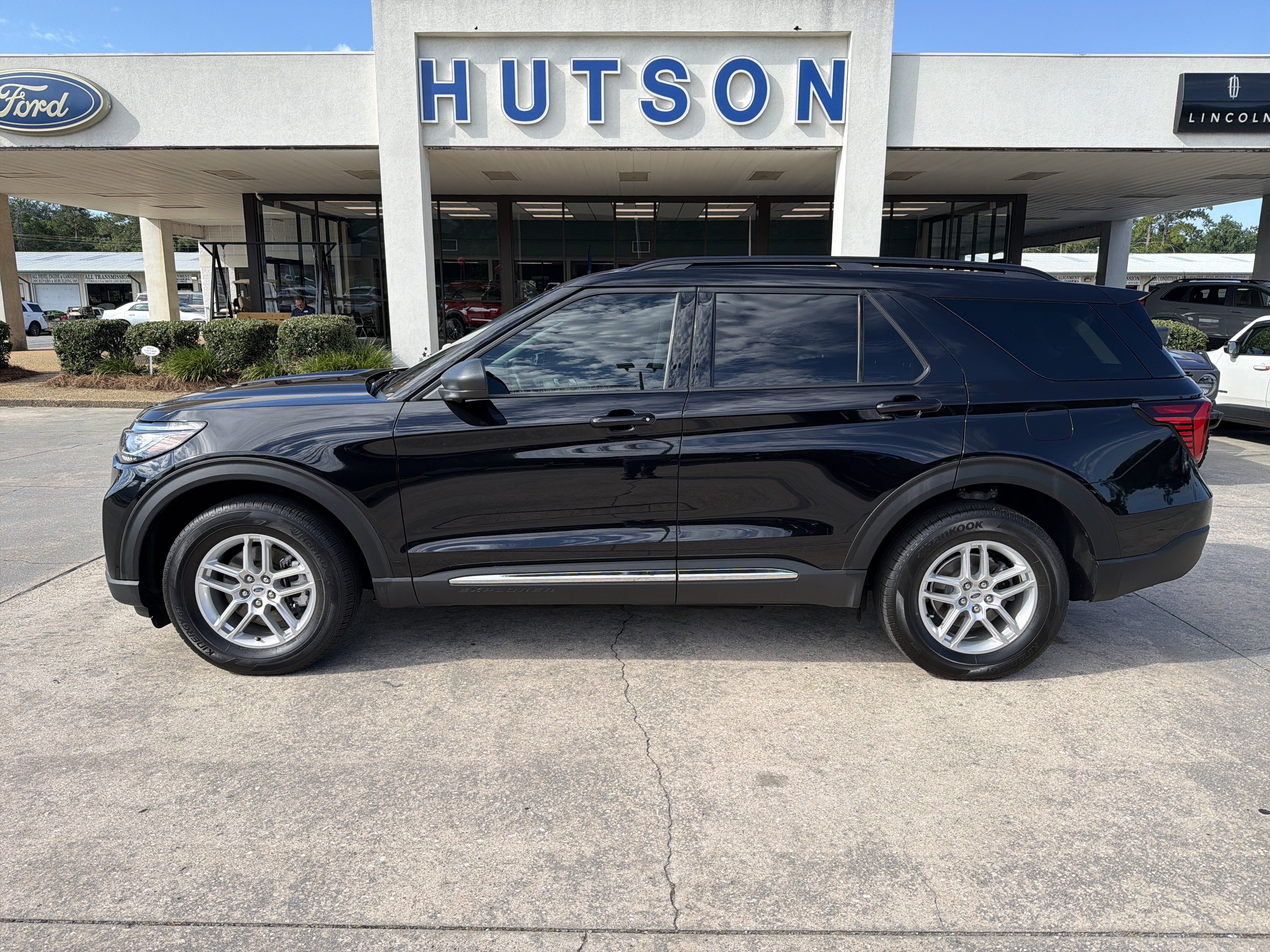 Used 2025 Ford Explorer Active AWD/4WD image 1