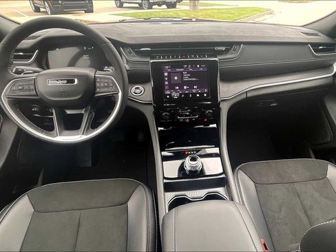 New 2025 Jeep Grand Cherokee Laredo image 5