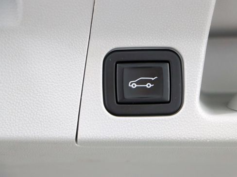 Used 2023 GMC Acadia SLT image 32