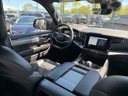 Certified 2025 Jeep Wagoneer L Series III w/ Premium Group I AWD/4WD image 13