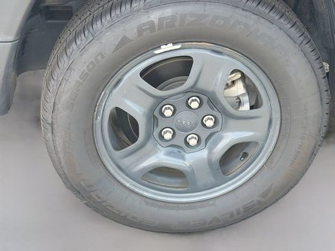 Used 2018 Jeep Compass Sport FWD image 10