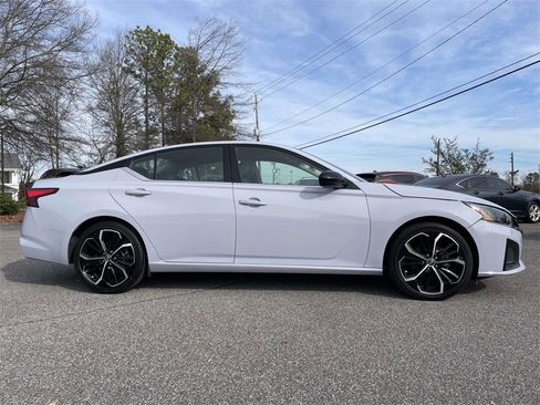 Used 2024 Nissan Altima 2.5 SR image 2