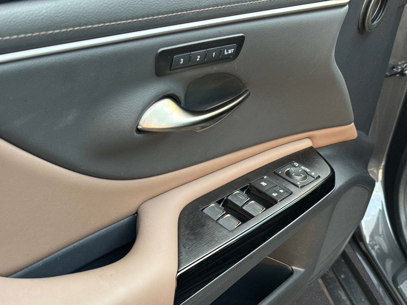 Certified 2025 Lexus ES 350 w/ Premium Package FWD image 18