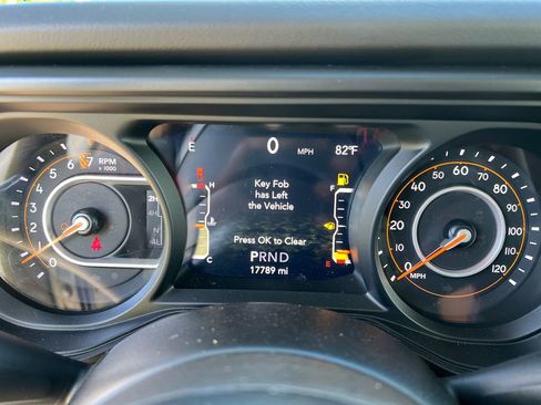 Used 2024 Jeep Gladiator Rubicon w/ Convenience Group AWD/4WD image 19