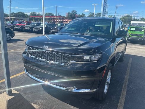 Used 2023 Jeep Grand Cherokee L Laredo w/ Luxury Tech Group I AWD/4WD image 2