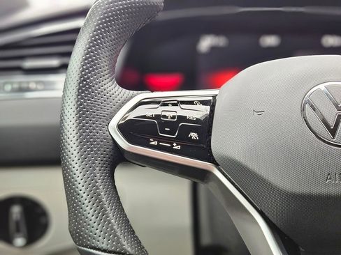 Used 2022 Volkswagen Tiguan SE R-Line image 29