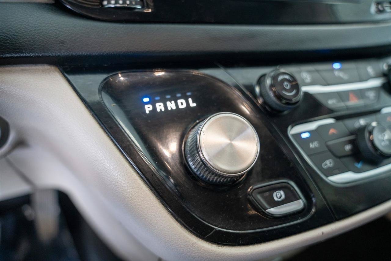 Used 2020 Chrysler Pacifica Touring-L FWD image 16