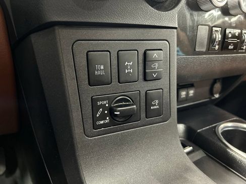 Used 2021 Toyota Sequoia Platinum AWD/4WD image 17